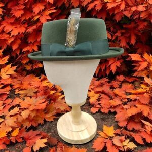 MEN'S MONTIQUE HUNTER GREEN PORK PIE FEDORA HAT WITH FEATHER ACCENT. H88.